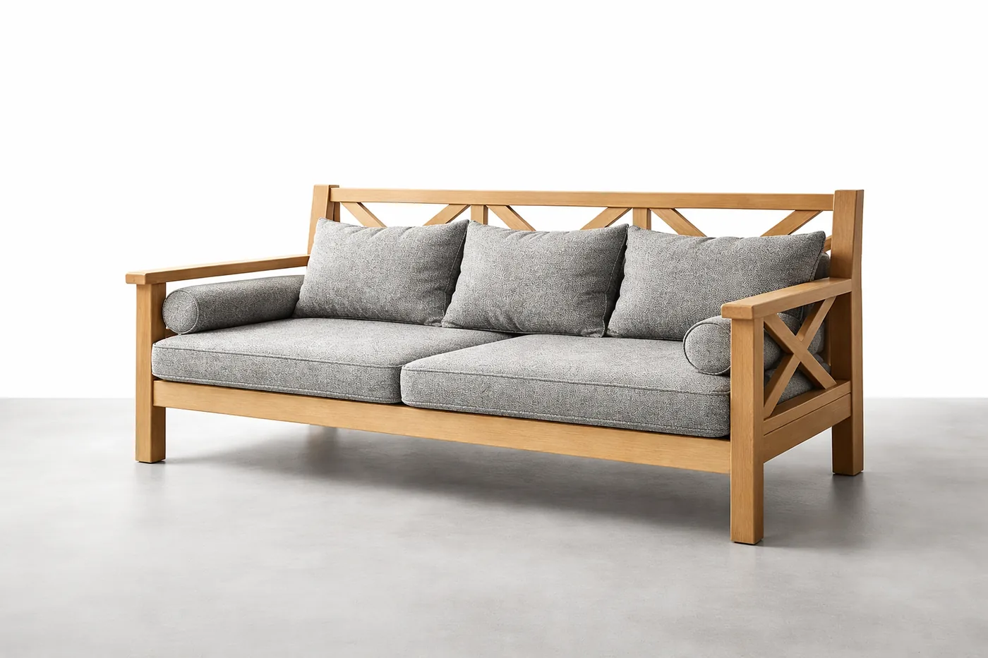 Drewniany daybed z ażurowym oparciem w motyw X i szarymi poduchami — mebel tarasowy