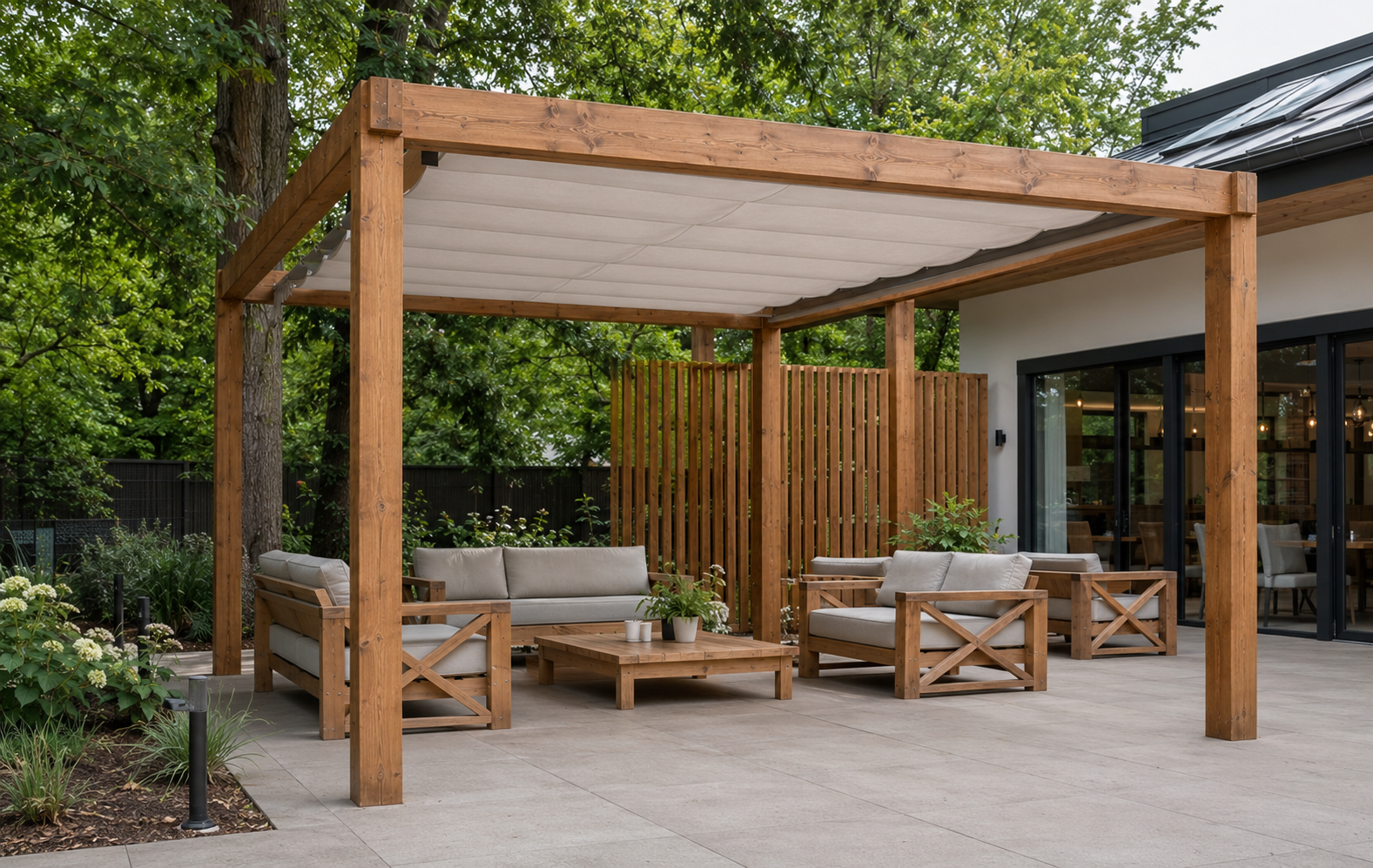 Pergola drewniana z huśtawką typu daybed przy domku glampingowym