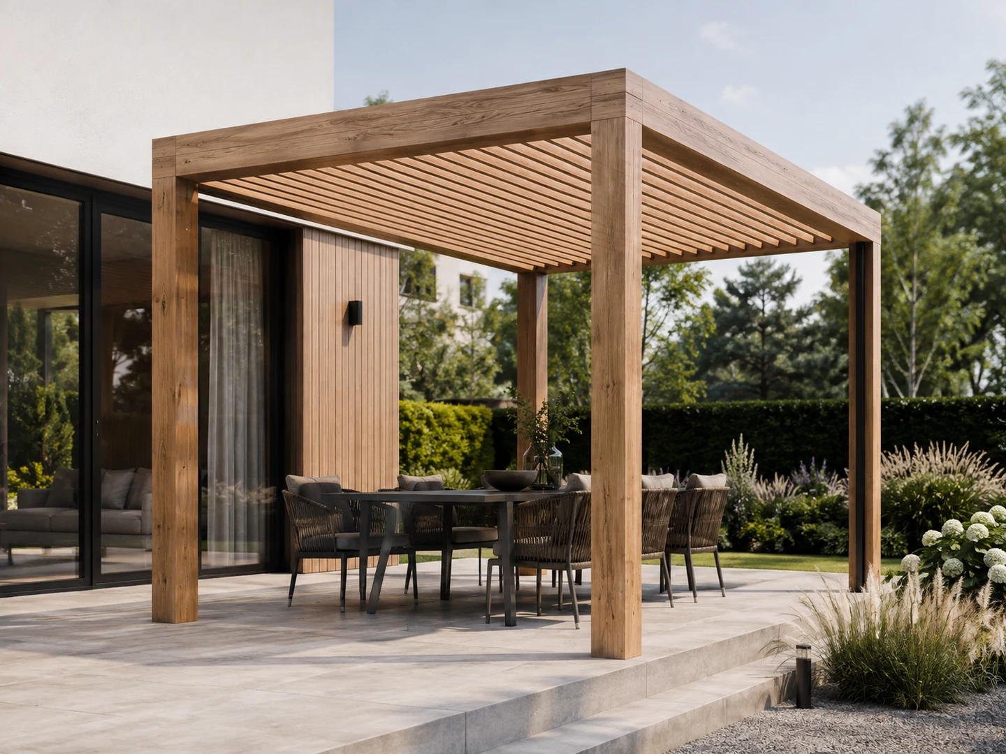 Drewniana pergola wolnostojąca z ażurowym dachem