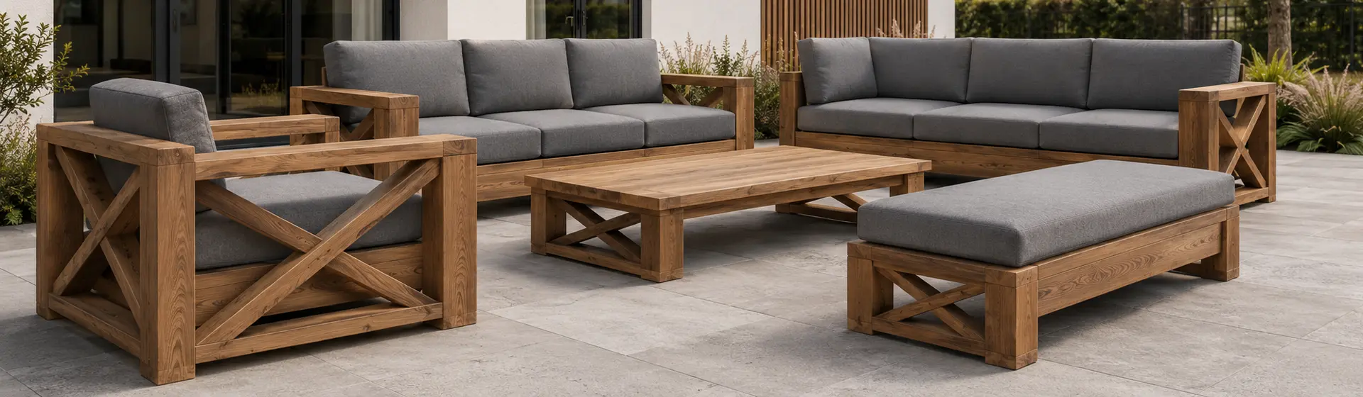 Kolekcja mebli tarasowych Nordic X — sofa, fotele i stolik na drewnianym tarasie
