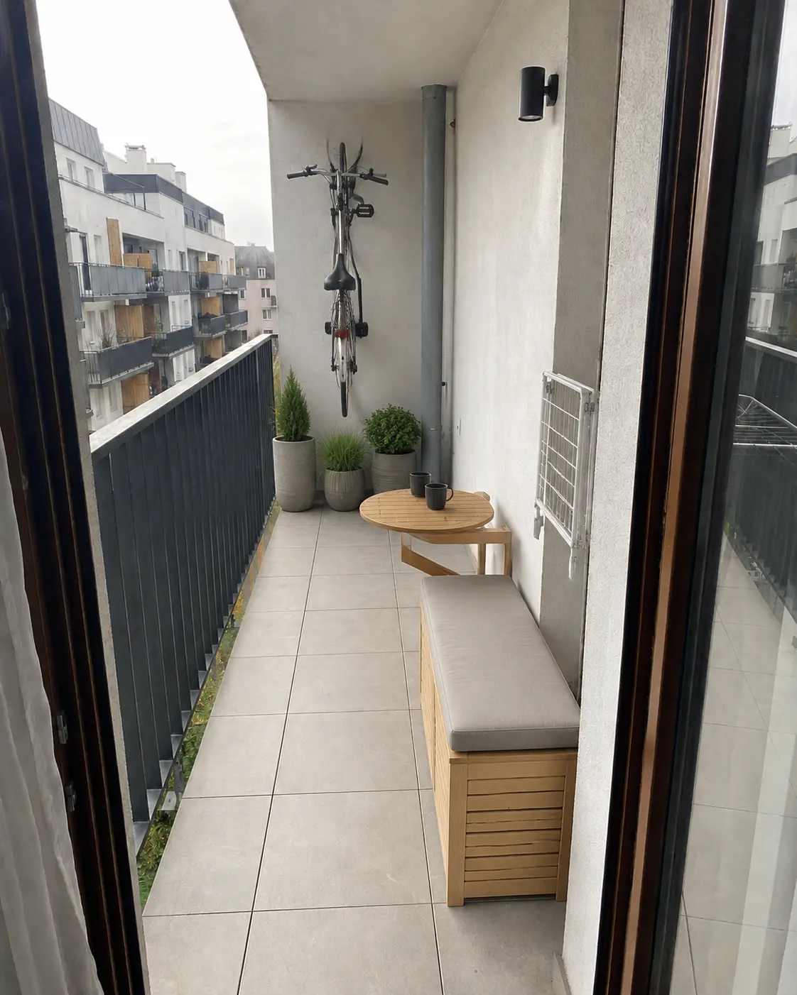 Balkon po zastosowaniu zaleceń — ława ze schowkiem, składane funkcje i wolne przejście